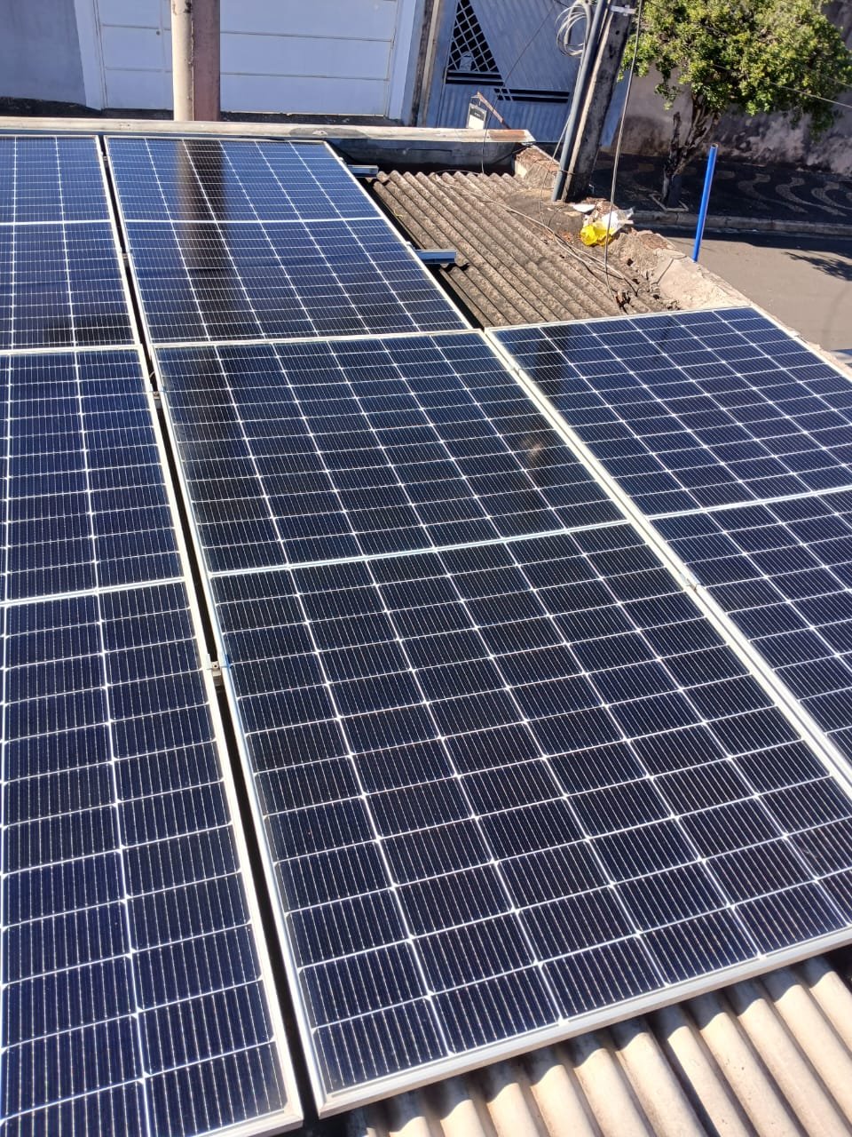 Manutenção e limpeza de sistema de energia solar realizada pela Augesun